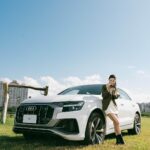 Allison Lin Instagram - 一直都是愛車人士的我，很開心這次有機會可以和 Audi 合作 Audi Q8 的大器美學，讓我更顯自信風采 寬敞大空間，享受最療癒的時光 優美的輪廓和車頂曲線，讓人一眼就想留住它的美 如同我拿著最愛的相機，每一刻都想留住最美好的剎那 讓生活不只是過活，更是精彩的活過 跟我一起讓每分每秒更加美妙🫶 現在至 Audi 展示中心完成任一車款試駕，即可獲得限量 Audi x It’s Saturday 聯名純手工水泥蠟燭，還有機會免費入住星級飯店，體驗【 2 天 1 夜 Audi 極嚮之旅 】 @audi_tw #Audi #AudiTaiwan #AudiQ8