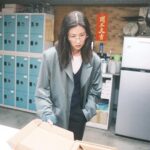 Allison Lin Instagram - 前幾天到了手工裝盒的工廠 觀看《36》攝影集的盒裝過程 看見姊姊們動作熟稔又精準 非常用心地對待 自己透過點滴時光集結而成的作品 我內心充滿感激 於是更加期待這次的作品 可以趕快送到各位的手上 也期待你們的心情分享 另外 《36》攝影集不會在連鎖通路販售 也許將來會在某些獨立書店裡與各位相遇 在此之前 線上填Google表單是唯一的購買渠道 再請各位多多支持 =============================== 《36》攝影集將於3月6日陸續寄出 我嘗試地折了幾個包裝盒 如果有歪掉或是不小心撕到小邊邊 就是我做的好事 請大家笑納 ？ 攝影集傳送門： https://reurl.cc/KMp0Oq 照片感謝 編輯 煜幃 @doistrakh 小編 小青親 @weteamwork.co P.S. 最後一張照片，要猜一下是什麼嗎？(^_^)v #36攝影集