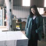 Allison Lin Instagram - 前幾天到了手工裝盒的工廠 觀看《36》攝影集的盒裝過程 看見姊姊們動作熟稔又精準 非常用心地對待 自己透過點滴時光集結而成的作品 我內心充滿感激 於是更加期待這次的作品 可以趕快送到各位的手上 也期待你們的心情分享 另外 《36》攝影集不會在連鎖通路販售 也許將來會在某些獨立書店裡與各位相遇 在此之前 線上填Google表單是唯一的購買渠道 再請各位多多支持 =============================== 《36》攝影集將於3月6日陸續寄出 我嘗試地折了幾個包裝盒 如果有歪掉或是不小心撕到小邊邊 就是我做的好事 請大家笑納 ？ 攝影集傳送門： https://reurl.cc/KMp0Oq 照片感謝 編輯 煜幃 @doistrakh 小編 小青親 @weteamwork.co P.S. 最後一張照片，要猜一下是什麼嗎？(^_^)v #36攝影集