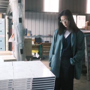 Allison Lin Instagram - 前幾天到了手工裝盒的工廠
觀看《36》攝影集的盒裝過程
看見姊姊們動作熟稔又精準
非常用心地對待
自己透過點滴時光集結而成的作品
我內心充滿感激
於是更加期待這次的作品
可以趕快送到各位的手上
也期待你們的心情分享

另外
《36》攝影集不會在連鎖通路販售
也許將來會在某些獨立書店裡與各位相遇
在此之前
線上填Google表單是唯一的購買渠道
再請各位多多支持

===============================

《36》攝影集將於3月6日陸續寄出
我嘗試地折了幾個包裝盒
如果有歪掉或是不小心撕到小邊邊
就是我做的好事
請大家笑納

？

攝影集傳送門：
https://reurl.cc/KMp0Oq

照片感謝
編輯 煜幃 @doistrakh 
小編 小青親 @weteamwork.co 

P.S. 最後一張照片，要猜一下是什麼嗎？(^_^)v

#36攝影集