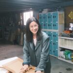 Allison Lin Instagram - 前幾天到了手工裝盒的工廠 觀看《36》攝影集的盒裝過程 看見姊姊們動作熟稔又精準 非常用心地對待 自己透過點滴時光集結而成的作品 我內心充滿感激 於是更加期待這次的作品 可以趕快送到各位的手上 也期待你們的心情分享 另外 《36》攝影集不會在連鎖通路販售 也許將來會在某些獨立書店裡與各位相遇 在此之前 線上填Google表單是唯一的購買渠道 再請各位多多支持 =============================== 《36》攝影集將於3月6日陸續寄出 我嘗試地折了幾個包裝盒 如果有歪掉或是不小心撕到小邊邊 就是我做的好事 請大家笑納 ？ 攝影集傳送門： https://reurl.cc/KMp0Oq 照片感謝 編輯 煜幃 @doistrakh 小編 小青親 @weteamwork.co P.S. 最後一張照片，要猜一下是什麼嗎？(^_^)v #36攝影集