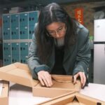 Allison Lin Instagram - 前幾天到了手工裝盒的工廠 觀看《36》攝影集的盒裝過程 看見姊姊們動作熟稔又精準 非常用心地對待 自己透過點滴時光集結而成的作品 我內心充滿感激 於是更加期待這次的作品 可以趕快送到各位的手上 也期待你們的心情分享 另外 《36》攝影集不會在連鎖通路販售 也許將來會在某些獨立書店裡與各位相遇 在此之前 線上填Google表單是唯一的購買渠道 再請各位多多支持 =============================== 《36》攝影集將於3月6日陸續寄出 我嘗試地折了幾個包裝盒 如果有歪掉或是不小心撕到小邊邊 就是我做的好事 請大家笑納 ？ 攝影集傳送門： https://reurl.cc/KMp0Oq 照片感謝 編輯 煜幃 @doistrakh 小編 小青親 @weteamwork.co P.S. 最後一張照片，要猜一下是什麼嗎？(^_^)v #36攝影集