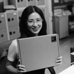 Allison Lin Instagram - 前幾天到了手工裝盒的工廠
觀看《36》攝影集的盒裝過程
看見姊姊們動作熟稔又精準
非常用心地對待
自己透過點滴時光集結而成的作品
我內心充滿感激
於是更加期待這次的作品
可以趕快送到各位的手上
也期待你們的心情分享

另外
《36》攝影集不會在連鎖通路販售
也許將來會在某些獨立書店裡與各位相遇
在此之前
線上填Google表單是唯一的購買渠道
再請各位多多支持

===============================

《36》攝影集將於3月6日陸續寄出
我嘗試地折了幾個包裝盒
如果有歪掉或是不小心撕到小邊邊
就是我做的好事
請大家笑納

？

攝影集傳送門：
https://reurl.cc/KMp0Oq

照片感謝
編輯 煜幃 @doistrakh 
小編 小青親 @weteamwork.co 

P.S. 最後一張照片，要猜一下是什麼嗎？(^_^)v

#36攝影集
