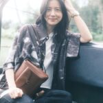 Allison Lin Instagram - 最近因為主持旅遊節目，在世界各地的飛行次數逼近了以前做空服員的日子。 前陣子登機的時候，遠遠地瞥見一個熟悉的身影在飛機門口迎賓。老天，還沒看清楚人影，光是聲音就可以讓你百分之百確定那是誰；同期訓練前同事啊，就算模樣千變萬化，彼此也一定馬上能夠秒認出對方。我們尖叫到連機長都知道他的組員遇到同期的。 原來前同事換公司飛了，這種不期而遇簡直一萬年才能有一次，同樣的兩個人站在跟以往不同的機艙裡，想起以前在陌生環境一起打拼、相依為命，興奮而五味雜陳的心情不言而喻。 能夠在冷冷的歲末見到想見的人是最幸福的，也許大家也可以趁著年節挑個錢包或背包當作禮物，送給家人或老朋友，讓他們知道，其實你一直都有放在心上。 #FossilTW #台灣總代理青霆亞太 @dfapactw #MadeForThis #FossilCollective @fossil