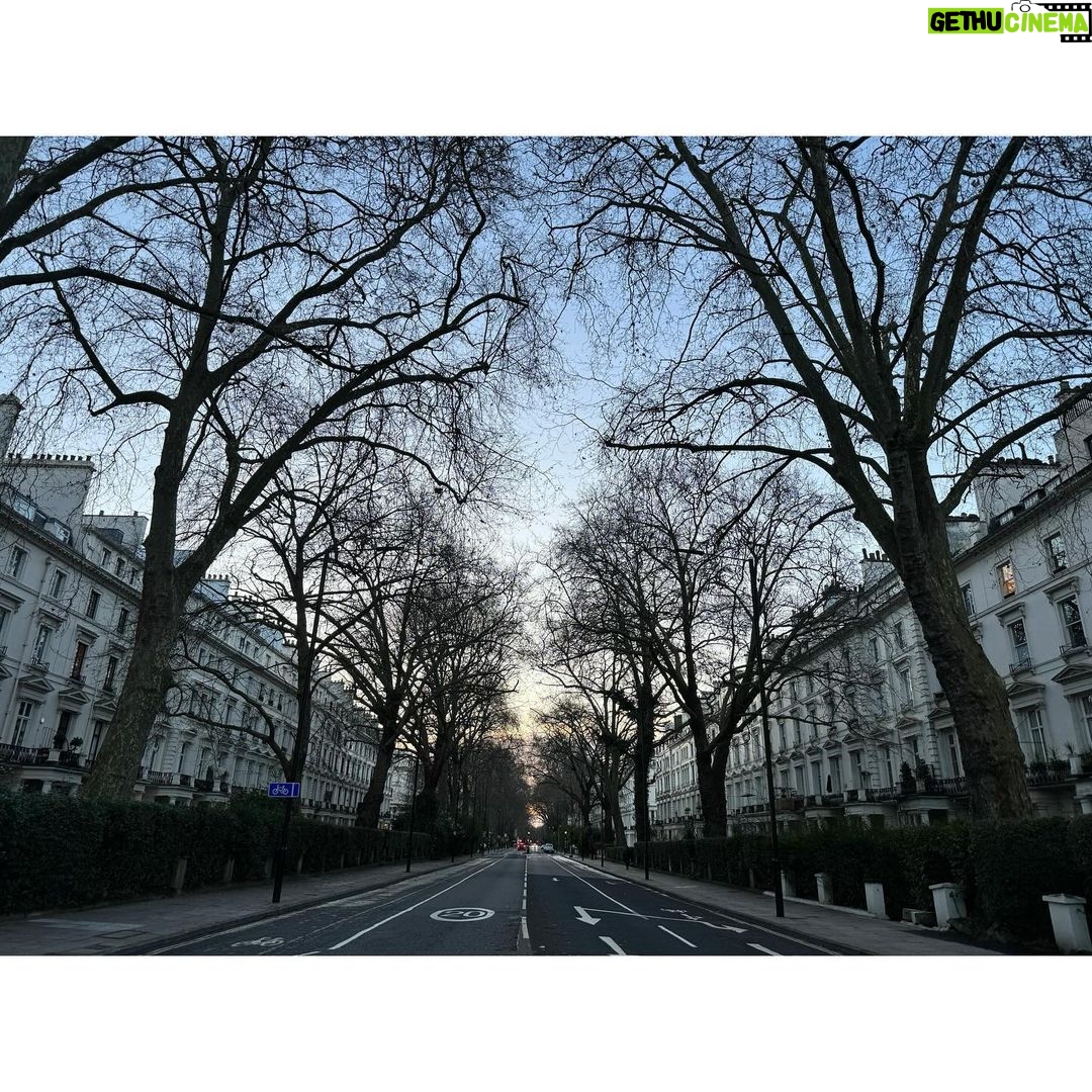 Allison Tolman Instagram - Boxing Day, 8:17 AM- near Paddington, London.
