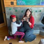 Allison Tolman Instagram - Please enjoy this photo shoot Dezi and I did with the Oscar he got me for Christmas, including a short scene he pitched and directed. 🎄
