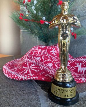 Allison Tolman Instagram - Please enjoy this photo shoot Dezi and I did with the Oscar he got me for Christmas, including a short scene he pitched and directed. 🎄