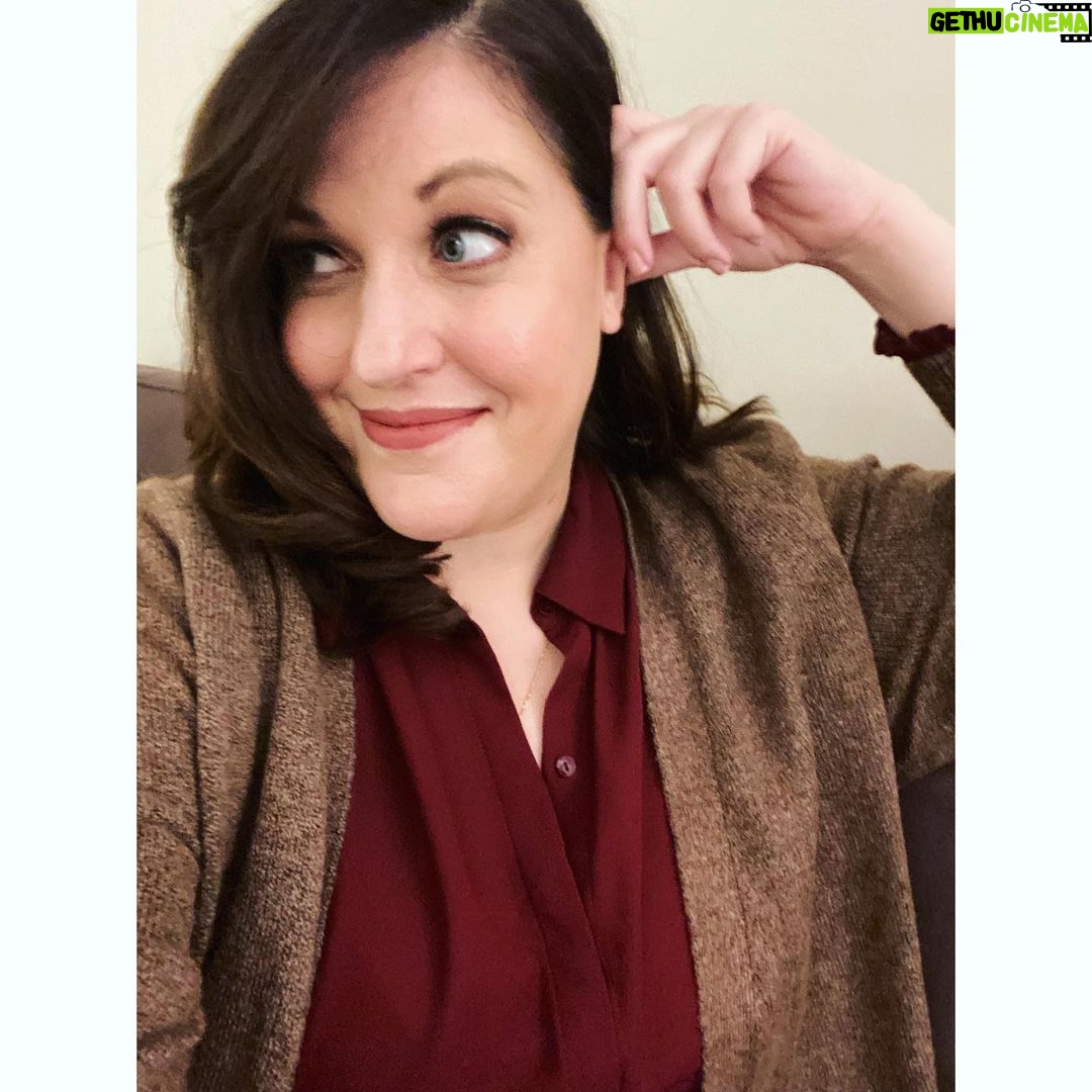 Allison Tolman Instagram - Extremely, extremely grateful to be back on set- and dressed head to toe in Fall colors. 🍂🍁