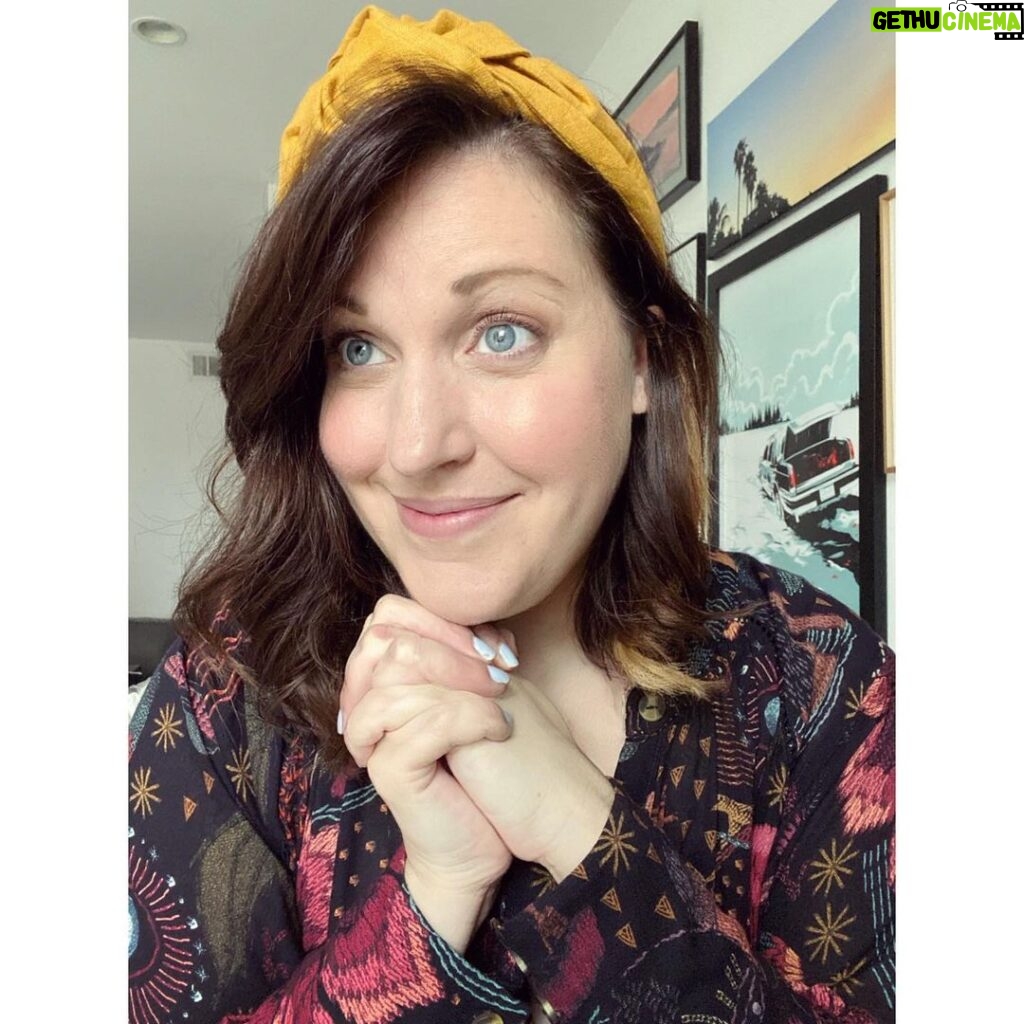 Allison Tolman Instagram - Very excited for my first Fall since finding out I can wear yellow. 🍂