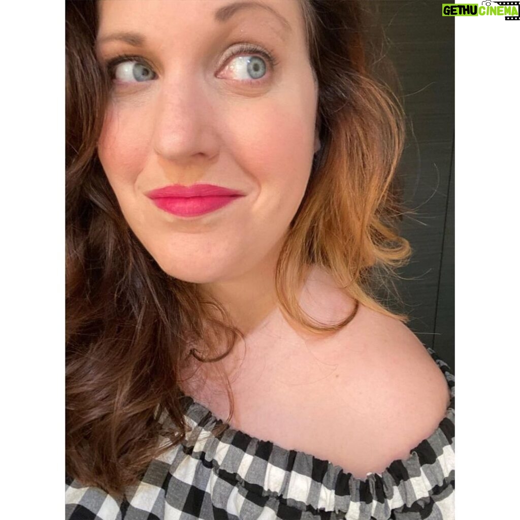 Allison Tolman Instagram - Oh shit, I was having so much fun learning about eye makeup I forgot about a sensible bold lip. 💄😍