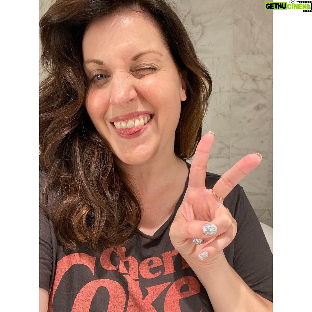 Allison Tolman Instagram - Good news- this hotel bathroom has EXCELLENT lighting for pre concert photos. #BeyCouverTrip 😍
