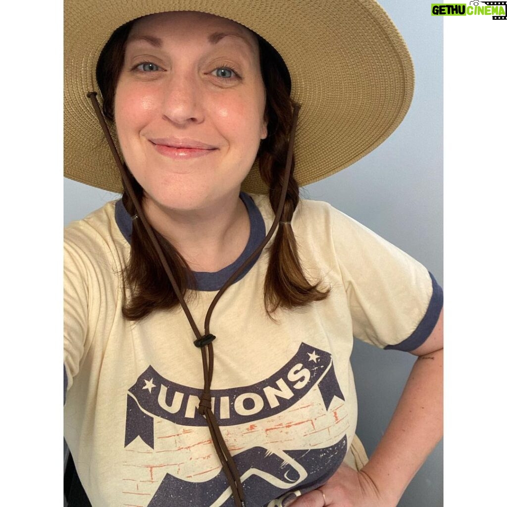Allison Tolman Instagram - I signed up to be an @sagaftra strike captain and then at 12:01 on the dot this gigantic sun hat magically appeared on my head. Let’s go guys!