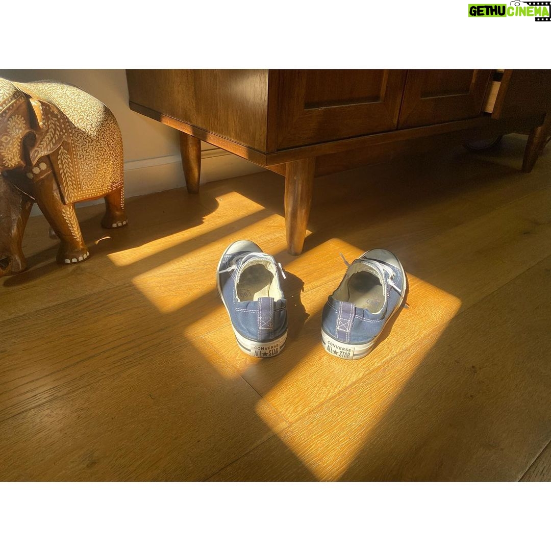 Allison Tolman Instagram - Kicked my shoes off in Nell’s living room and accidentally made high art.