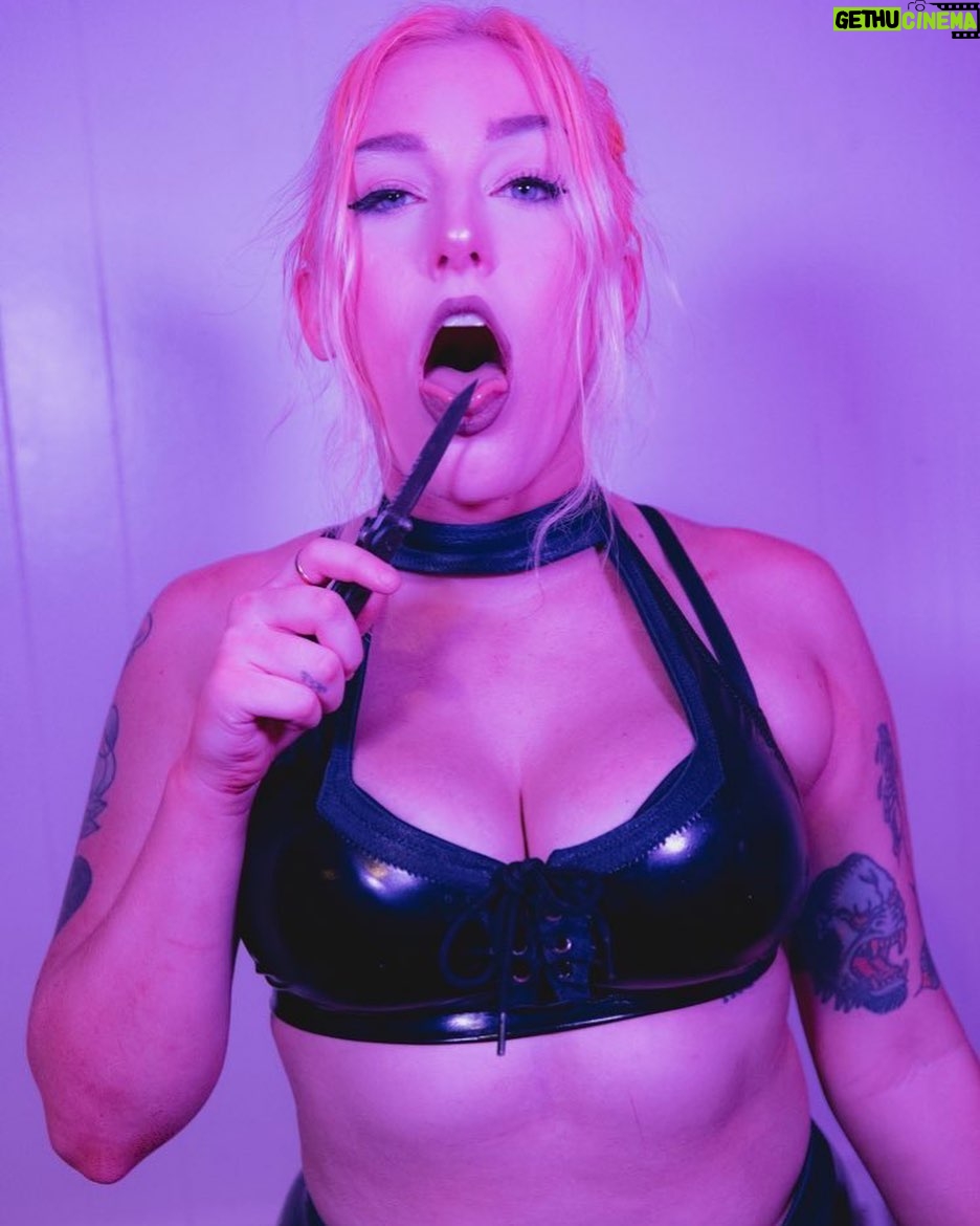 Allison Woodard Instagram - kiss one another, die for each other . . . . #alliekatch #wrestling #womenswrestling #tagteamwrestling #tagteamchampions #bussy #knife #photography #coolforthesummer