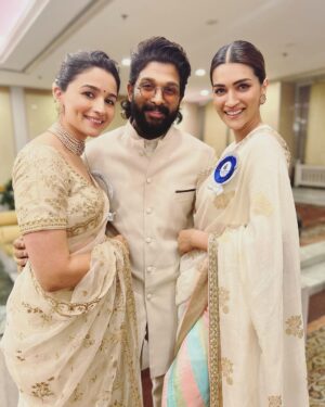 Allu Arjun Instagram - It was a life time experience to witness Smt. Waheeda Rehman ji win the  Dadasaheb phalke award . More than 6 decades of career in films . Truly inspiring .  It was a absolute pleasure to see dear @aliaabhatt win this award . Iconic performance for an iconic film .  Truly deserving and many more …. It’s was a pleasure having the company of dear @kritisanon . A well deserved award for a league jumper performance. What a lovely lady … wishing her more in this journey… and hopefully a movie together soon .