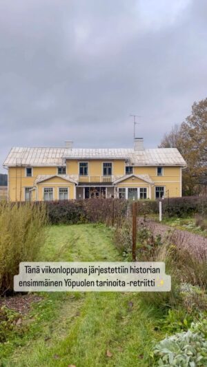 Alma Hätönen Instagram - Kaikkien aikojen ensimmäinen Yöpuolen tarinoita -retriitti järjestettiin nyt kuluvana viikonloppuna. En ollut koskaan järjestänyt mitään tällaista, mutta haave oli kulkenut jo pitkään mukana. Jännitin tätä siksi todella paljon, mutta uskoin siitä huolimatta, että tästä voi syntyä jotain tosi spessua 💙✨ En osannut edes kuvitella miten merkityksellinen ja erityinen viikonloppu tämä tulisi olemaan🥹 

Osallistujat valittiin arvonnalla ja tuntuu, että universumi toi kyllä juuri oikeat ihmiset yhteen✨💜Kyyneliltä ei todellakaan vältytty näiden päivien aikana ja sydän on täynnä kiitollisuutta ja rauhaa. 
Haaveena on, ettei tämä jää tähän vaan tulevaisuudessa tehdään tämä isommin, jotta vielä useammalla on mahdollisuus päästä mukaan. 
Mikäli haluaisit joskus mukaan niin olisin maailman kiitollisin, jos kommentoisit tähän alle jotain. Sitten tiedän, että olisiko tällaiselle retriitille kiinnostusta ja kysyntää useamminkin ja pystyn suunnittelemaan vielä paremmin 💜✨

Kiitos niin paljon @podmefi että mahdollistitte tämän ja lähdette mun ideoihin aina täysillä mukaan💙