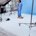 Alma Hätönen Instagram - Huh mitkä 24h Tukholmassa! Sain tehdä aivan valloittavan tiimin kanssa töitä. Niin paljon naurua, iloa, jokaisen osaamisen kunnioittamista ja uskomatonta ammattitaitoa🥹🫶 Toistaiseksi tää on vaan tämmöstä bts fiilistelyä, mut en malta odottaa, että päästään näyttämään kuvausten lopputulos teille myöhemmin keväällä, kun kamppis käynnistyy💜 Big thanks to the whole crew, you guys are amazing 🫶 Ps. Tekeekö muutkin sitä, että silittelee itseään keuhkojen ja sydämen alueelta rauhoitellakseen itseään? Mä teen sitä näköjään myös huomaamatta, kuten vikasta klipistä näkee 😂 But it works!❤️ Stockholm, Sweden