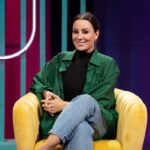 Alma Hätönen Instagram - Hei olin eilen aivan Kuutamolla @mtv3suomi 🌚Tuntui hassulta katsoa itseään tuolla, sillä oma elämä oli isossa myllerryksessä, kun tää jakso kuvattiin. Kyseessä taisi olla sama viikko, kun mun sisko menehtyi. Muistaakseni joitakin päiviä ennen. En voi ymmärtää, miten oon siinä tilassa edes pystynyt menemään kuvauksiin. Kaiken hassutelun jälkeen lähdin suoraan takaisin sairaalaan. En muista kuvauksista mitään muuta kuin sen että teki hyvää pieneksi hetkeksi leikkiä, ettei ympärillä tapahdu niitä asioita, joita tapahtui. 💜 Se on ihmeellistä miten voi käydä itse vaikka mitä läpi omassa elämässään ja maailma jatkaa ihan normaalisti pyörimistään ympärillä. Ja onneksi jatkaa ✨
