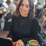 Alma Hätönen Instagram - Huh, oon jotenkin todella liikuttunut 🥹Uusi Yöpuolen tarinoita -kausi on NYT startannut Podmella🫶 Teiltä tulee nyt jo paljon yksityisviestejä jaksoon liittyen, kiitos ihan jokaisesta✨ Mulla on tän projektin myötä todella voimakas yhteyden ja yhteisöllisyyden tunne teidän kanssa. Se, että tää projekti, joka on mulle valtavan tärkeä, on sitä myös teille.. Se on uskomattoman erityistä🥹 Kiitos, kun olet osa tätä hihhulirihmastoa!✨🌙💜 Ps. Kuka muka onnistuu tuomaan kahvin pöytään läikyttämättä?!🫠