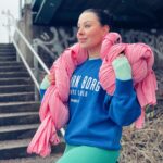 Alma Hätönen Instagram - 💪Terveestä liikuntasuhteesta - Mainos @bjornborg Mun liikuntasuhde on käynyt läpi ison mullistuksen viimeisen viiden vuoden aikana. Oon vihdoin pystynyt päästämään irti meidän laihdutuskulttuurin luomasta ajatuksesta liikunnasta vain kalorien polttamisen välineenä. Voi kuinka syvälle se ajatus oli itseeni (ja moneen muuhun) juurtunut. Ja jälleen meidän populaarikulttuuri yrittää herätellä niitä ajatuksia meissä 💔 Mun ajatusmallien muutos käynnistyi, kun löysin mun lajit, joista yksi on ilma-akrobatia. Se täyttää sydämen onnella ja parantaa. Laji, jossa saan onnistua, tehdä, oppia ja nauraa. Eikä missään roolissa ole kehon muokkaaminen vaan esimerkiksi uuden tempun oppiminen. Saa tehdä yksin, mutta yhdessä, koska yhdessähän me aina pähkäillään, et miten hemmetissä jokin temppu tehdään 😂 Nämä on yksilöllisiä asioita, mutta mulle tämä on niin hyvä, enkä suostu enää palaamaan vanhaan. Uskon, että jokaiselle on olemassa se laji, joka parantaa ja jonka parissa voi oikeasti löytää liikunnan ilon. Toivon, että löydät sen ✨ PS. Oli muuten huomattavasti jännempää roikkua tuolla pakkassäällä asfaltin ja jään päällä, kuin lämpimässä salissa turvapatjan yllä 🥶 Swaippaamalla näät mikä tää vaaleanpunainen unelma mun harteilla on! 📷: @petrakalliomaa #traintolive #bjornborg