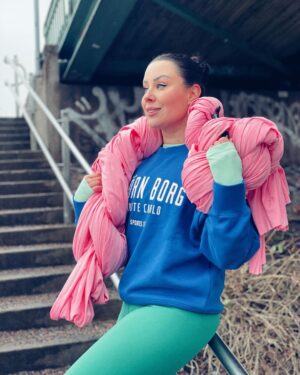 Alma Hätönen Instagram - 💪Terveestä liikuntasuhteesta - Mainos @bjornborg 

Mun liikuntasuhde on käynyt läpi ison mullistuksen viimeisen viiden vuoden aikana. Oon vihdoin pystynyt päästämään irti meidän laihdutuskulttuurin luomasta ajatuksesta liikunnasta vain kalorien polttamisen välineenä. Voi kuinka syvälle se ajatus oli itseeni (ja moneen muuhun) juurtunut. Ja jälleen meidän populaarikulttuuri yrittää herätellä niitä ajatuksia meissä 💔 

Mun ajatusmallien muutos käynnistyi, kun löysin mun lajit, joista yksi on ilma-akrobatia. Se täyttää sydämen onnella ja parantaa. Laji, jossa saan onnistua, tehdä, oppia ja nauraa. Eikä missään roolissa ole kehon muokkaaminen vaan esimerkiksi uuden tempun oppiminen. Saa tehdä yksin, mutta yhdessä, koska yhdessähän me aina pähkäillään, et miten hemmetissä jokin temppu tehdään 😂 Nämä on yksilöllisiä asioita, mutta mulle tämä on niin hyvä, enkä suostu enää palaamaan vanhaan. 

Uskon, että jokaiselle on olemassa se laji, joka parantaa ja jonka parissa voi oikeasti löytää liikunnan ilon. Toivon, että löydät sen ✨

PS. Oli muuten huomattavasti jännempää roikkua tuolla pakkassäällä asfaltin ja jään päällä, kuin lämpimässä salissa turvapatjan yllä 🥶

Swaippaamalla näät mikä tää vaaleanpunainen unelma mun harteilla on! 

📷: @petrakalliomaa 

#traintolive #bjornborg