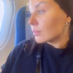 Alma Hätönen Instagram – Kattokaa missä oon 😭 Melkein vuorokauden kestänyt matkustaminen (ja melkein vuoden kestänyt odottaminen!!) on päättynyt ja täällä ollaan @flykaravek 💜 Huomenna käynnistyy ilma-akrobatia treenit näissä maisemissa, joissa ilma väreilee rauhaa. Kävin äsken roikkumassa hetken pää alaspäin ja itketti ja nauratti samaan aikaan. 

Teen töitäkin täältä käsin, mutta päiviä rytmittää kieppuminen, roikkuminen ja leikkiminen🥹💜 Kiitos rakas sirkusguru @petrakalliomaa että saadaan kokea tää sun kanssa💕 Chiang Rai, Thailand