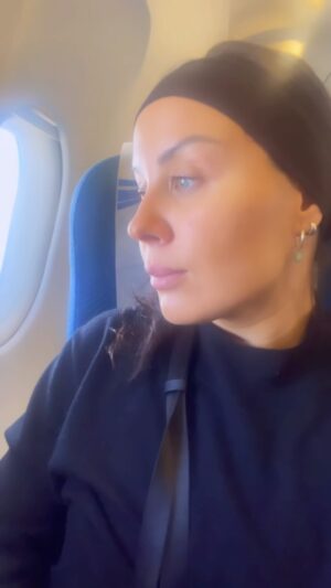 Alma Hätönen Instagram - Kattokaa missä oon 😭 Melkein vuorokauden kestänyt matkustaminen (ja melkein vuoden kestänyt odottaminen!!) on päättynyt ja täällä ollaan @flykaravek 💜 Huomenna käynnistyy ilma-akrobatia treenit näissä maisemissa, joissa ilma väreilee rauhaa. Kävin äsken roikkumassa hetken pää alaspäin ja itketti ja nauratti samaan aikaan. 

Teen töitäkin täältä käsin, mutta päiviä rytmittää kieppuminen, roikkuminen ja leikkiminen🥹💜 Kiitos rakas sirkusguru @petrakalliomaa että saadaan kokea tää sun kanssa💕