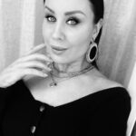 Alma Hätönen Instagram - Välillä tuntuu, että kadottaa yhteyden. Kun ympärillä on haipakkaa niin voi humahtaa negatiivisen energian vietäväksi ja sitten se onkin ainoa mitä enää ympärillään näkee. Näkee vain virheet, juorut, väsymyksen, kiireen, huolet. Parasta siinä, että vähensin aikaan töiden määrää on se, että oli aikaa ja tilaa löytää yhteys uudelleen. Yhteys itseensä, universumiin, omaan seksuaalisuuteen, luontoon, läheisiin ja kaikkeen ympärillämme. Värähdellä taas energialla, joka kutsuu luoksensa ja näkee taikaa ympärillään. Hyväksyy huolet, mutta huomioi valon. Itkee, kun itkettää, mutta suhtautuu siihenkin lempeydellä. Sen taustalla on kiitollisuus ja läsnäolo. Omien haaveiden sanoittaminen ja sitten niiden luovuttaminen universumille, joka tietää paremmin. Ihan vaan, koska jotain parempaa voi tulla tilalle, jotain mitä ei itse osaa edes kuvitella. Usein muutos ja kasvu voi olla vaikeita joillekin meidän lähellä, mutta loistathan silti. ✨ Musta tuntuu jälleen itseltäni ja se on IHANAA. Sen eteen on otettu monta pientä askelta ja otan ne uudelleen joka päivä💜
