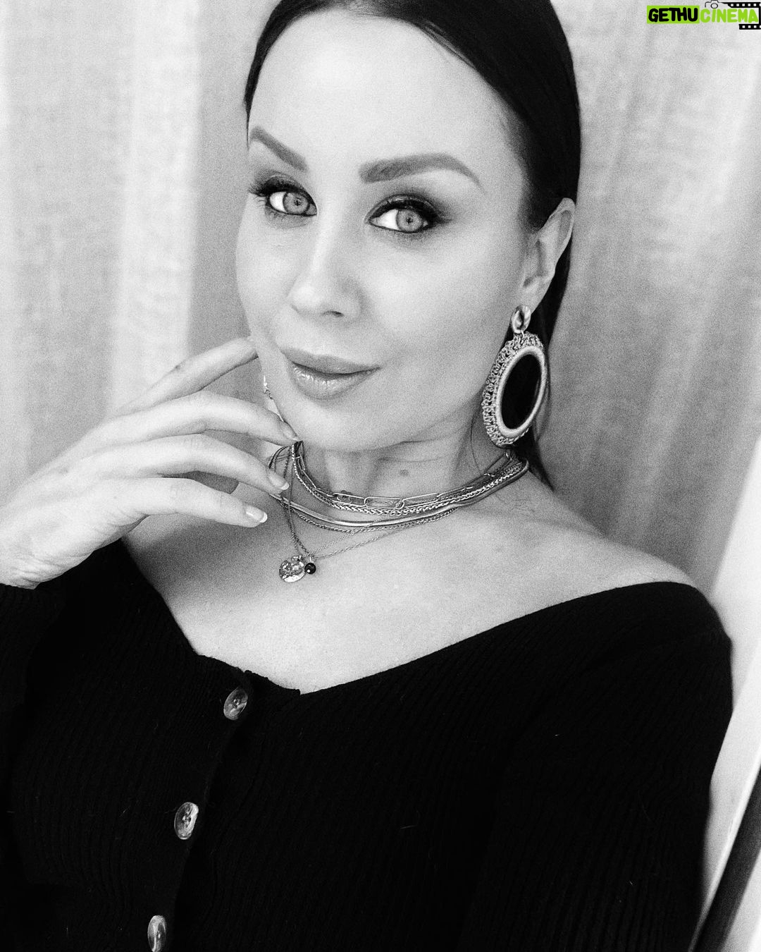 Alma Hätönen Instagram - Välillä tuntuu, että kadottaa yhteyden. Kun ympärillä on haipakkaa niin voi humahtaa negatiivisen energian vietäväksi ja sitten se onkin ainoa mitä enää ympärillään näkee. Näkee vain virheet, juorut, väsymyksen, kiireen, huolet. Parasta siinä, että vähensin aikaan töiden määrää on se, että oli aikaa ja tilaa löytää yhteys uudelleen. Yhteys itseensä, universumiin, omaan seksuaalisuuteen, luontoon, läheisiin ja kaikkeen ympärillämme. Värähdellä taas energialla, joka kutsuu luoksensa ja näkee taikaa ympärillään. Hyväksyy huolet, mutta huomioi valon. Itkee, kun itkettää, mutta suhtautuu siihenkin lempeydellä. Sen taustalla on kiitollisuus ja läsnäolo. Omien haaveiden sanoittaminen ja sitten niiden luovuttaminen universumille, joka tietää paremmin. Ihan vaan, koska jotain parempaa voi tulla tilalle, jotain mitä ei itse osaa edes kuvitella. Usein muutos ja kasvu voi olla vaikeita joillekin meidän lähellä, mutta loistathan silti. ✨ Musta tuntuu jälleen itseltäni ja se on IHANAA. Sen eteen on otettu monta pientä askelta ja otan ne uudelleen joka päivä💜