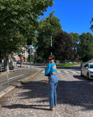 Alma Hätönen Instagram - Siinä ei montaa päivää mennyt, kun se oikea löytyi 🥹 Vaikka oli se purkka-automaattisormuskin hieno!😂 Mulle oli tosi tärkeetä, että löydän kihlasormuksen käytettynä. Että siinä on pala historiaa, ehkä muisto jonkun toisenkin suuresta rakkaudesta🫶Tänään sitten löytyi (ekan kuvan pöytäliinan lisäksi)  tämä ihana topaasi-kulta -vintagesormus 💍💙 Tiesin, että tää on se oikea viimeistään siinä vaiheessa, kun topaasista sanottiin seuraavaa: Blue Topaz represents loyalty and righteousness, is associated with true love, which is clear-sighted, trust, relationships, and communication ✨