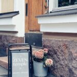 Alma Hätönen Instagram – Oonko ainut vai onko yleinen energia jotenkin muuttunut? 💜

Tämä kesä on ollut jotenkin erityinen, kummallinenkin tunnelmaltaan. 

Oon kyllä levännyt, nauttinut kesästä sekä ystävistä ja valmistellut tulevaa Yöpuolen tarinoita -kautta. Jostain syystä tämä kulunut kuukausi on tuntunut kuitenkin joltain välivaiheelta jollekin. Vatsan pohjassa kihelmöi kuin jotain olisi tapahtumassa, mutten tiedä mitä. Tuntuu hyvältä, mutta vähän levottomalta sekä kehossa, että energioissa. Oon kuullut monelta, että heillä on ollut sama tunne ✨

Oon pyrkinyt kaiken keskellä maadottamaan itseäni. Meditoimaan, olemaan luonnossa ja kävelemään siellä ilman kenkiä silloin, kun siihen on mahdollisuus. Hengittelemään veden syleilyssä. 

On jotenkin ollut tosi iso tarve juurruttaa itseäni henkisesti ja luottaa siihen, että riittää, että vain _on_ ilman, että menee mitään tiettyä kohti, ettei tarvitse luoda uutta projektia tai suurta muutosta. Tuntuu, että usein tuo jossain tulevaisuudessa lymyilevä syksy tuo sellaisen paineen, samoin kuin alkuvuosi. 

Vaikka se on vaikeaa (ainakin mulle, koska herkästi menen aina jotain kohti) nyt voi vaan olla ja katsoa miten elämä muotoutuu ✨