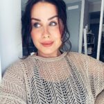 Alma Hätönen Instagram – Oonko ainut vai onko yleinen energia jotenkin muuttunut? 💜

Tämä kesä on ollut jotenkin erityinen, kummallinenkin tunnelmaltaan. 

Oon kyllä levännyt, nauttinut kesästä sekä ystävistä ja valmistellut tulevaa Yöpuolen tarinoita -kautta. Jostain syystä tämä kulunut kuukausi on tuntunut kuitenkin joltain välivaiheelta jollekin. Vatsan pohjassa kihelmöi kuin jotain olisi tapahtumassa, mutten tiedä mitä. Tuntuu hyvältä, mutta vähän levottomalta sekä kehossa, että energioissa. Oon kuullut monelta, että heillä on ollut sama tunne ✨

Oon pyrkinyt kaiken keskellä maadottamaan itseäni. Meditoimaan, olemaan luonnossa ja kävelemään siellä ilman kenkiä silloin, kun siihen on mahdollisuus. Hengittelemään veden syleilyssä. 

On jotenkin ollut tosi iso tarve juurruttaa itseäni henkisesti ja luottaa siihen, että riittää, että vain _on_ ilman, että menee mitään tiettyä kohti, ettei tarvitse luoda uutta projektia tai suurta muutosta. Tuntuu, että usein tuo jossain tulevaisuudessa lymyilevä syksy tuo sellaisen paineen, samoin kuin alkuvuosi. 

Vaikka se on vaikeaa (ainakin mulle, koska herkästi menen aina jotain kohti) nyt voi vaan olla ja katsoa miten elämä muotoutuu ✨