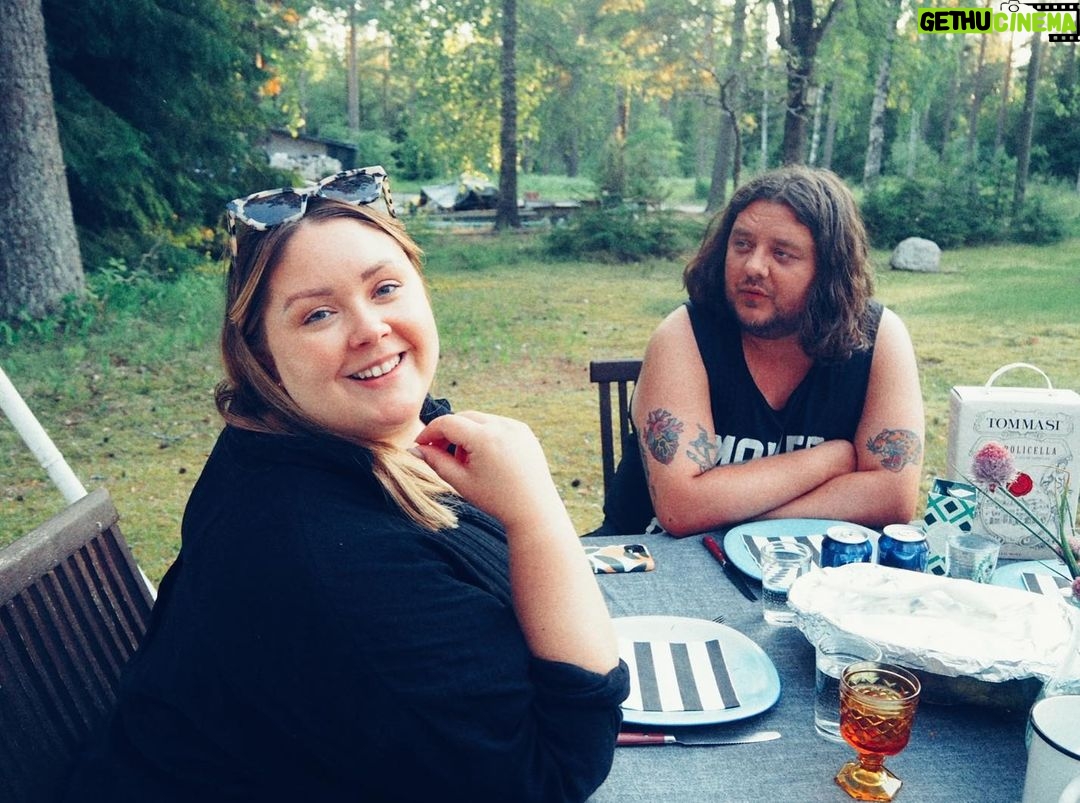 Alma Hätönen Instagram - Ihania pieniä hetkiä eiliseltä ja maaaaaailman rakkaimpia tyyppejä💜 Hyvää juhannusta täältä teille! 🫶✨