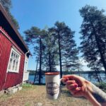 Alma Hätönen Instagram – Maailman ihanimmat pari päivää mökillä 🥹🦋 Tiedostin sen, että tässä hetkessä just nyt kaikki on tosi hyvin. Jossain vaiheessa tulee varmasti jotain murhetta, kuten elämään kuuluu, mutta _nyt_ on tasapaino ja rauha.✨