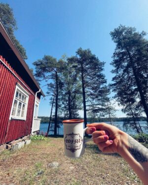 Alma Hätönen Instagram - Maailman ihanimmat pari päivää mökillä 🥹🦋 Tiedostin sen, että tässä hetkessä just nyt kaikki on tosi hyvin. Jossain vaiheessa tulee varmasti jotain murhetta, kuten elämään kuuluu, mutta _nyt_ on tasapaino ja rauha.✨