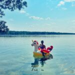 Alma Hätönen Instagram – Maailman ihanimmat pari päivää mökillä 🥹🦋 Tiedostin sen, että tässä hetkessä just nyt kaikki on tosi hyvin. Jossain vaiheessa tulee varmasti jotain murhetta, kuten elämään kuuluu, mutta _nyt_ on tasapaino ja rauha.✨