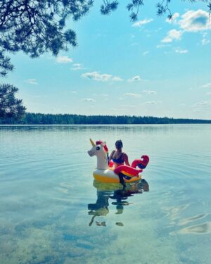Alma Hätönen Instagram - Maailman ihanimmat pari päivää mökillä 🥹🦋 Tiedostin sen, että tässä hetkessä just nyt kaikki on tosi hyvin. Jossain vaiheessa tulee varmasti jotain murhetta, kuten elämään kuuluu, mutta _nyt_ on tasapaino ja rauha.✨