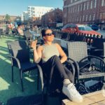 Alma Hätönen Instagram – Kävin nostamassa maljan päättyneelle pääsykoerupeamalle✨ Tänään oli siis psykologian ja logopedian pääsykokeet. Menin rauhallisin mielin, jotenkin nauratti koko tilanne. Että siellä me aikuiset ollaan rivissä hallissa vastaamassa kysymyksiin seuraavat kolme tuntia. Se tuntui samaan aikaan joltain maailman hassuimmalta larpilta ja maailman tärkeimmältä. 

Kokeesta en osaa sanoa yhtään, että miten meni! Joko hyvin tai huonosti 🤷‍♀️ 
Aivot on tehnyt kuitenki valtavan työn ja tänään kiittelinkin niitä tästä prosessista. Hirveästi on opittu ja se tehty mitä pystyttiin. 🧠 

Nyt tovi lepoa ja sen jälkeen aloittelen kasaamaan uutta Yöpuolen tarinoita kautta 🔮