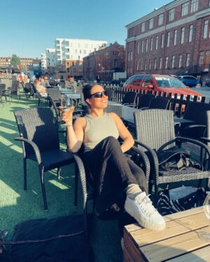 Alma Hätönen Instagram - Kävin nostamassa maljan päättyneelle pääsykoerupeamalle✨ Tänään oli siis psykologian ja logopedian pääsykokeet. Menin rauhallisin mielin, jotenkin nauratti koko tilanne. Että siellä me aikuiset ollaan rivissä hallissa vastaamassa kysymyksiin seuraavat kolme tuntia. Se tuntui samaan aikaan joltain maailman hassuimmalta larpilta ja maailman tärkeimmältä. 

Kokeesta en osaa sanoa yhtään, että miten meni! Joko hyvin tai huonosti 🤷‍♀️ 
Aivot on tehnyt kuitenki valtavan työn ja tänään kiittelinkin niitä tästä prosessista. Hirveästi on opittu ja se tehty mitä pystyttiin. 🧠 

Nyt tovi lepoa ja sen jälkeen aloittelen kasaamaan uutta Yöpuolen tarinoita kautta 🔮
