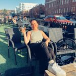 Alma Hätönen Instagram – Kävin nostamassa maljan päättyneelle pääsykoerupeamalle✨ Tänään oli siis psykologian ja logopedian pääsykokeet. Menin rauhallisin mielin, jotenkin nauratti koko tilanne. Että siellä me aikuiset ollaan rivissä hallissa vastaamassa kysymyksiin seuraavat kolme tuntia. Se tuntui samaan aikaan joltain maailman hassuimmalta larpilta ja maailman tärkeimmältä. 

Kokeesta en osaa sanoa yhtään, että miten meni! Joko hyvin tai huonosti 🤷‍♀️ 
Aivot on tehnyt kuitenki valtavan työn ja tänään kiittelinkin niitä tästä prosessista. Hirveästi on opittu ja se tehty mitä pystyttiin. 🧠 

Nyt tovi lepoa ja sen jälkeen aloittelen kasaamaan uutta Yöpuolen tarinoita kautta 🔮