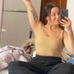 Alma Hätönen Instagram – Aattelin, että teen sellasen ”olipa kyllä ihanan tapahtumarikas reissu Espanjaan” postauksen, mut kuten näistä kuvista näkee: Ei ollut! Kävin rannalla kerran, läppärin ääressä kävin senkin edestä🤓

mutta oli ihanaa nähdä äitiä ja hänen kumppaniaan sekä opiskella rauhassa ilman arjen kiireitä. Et ehkä oliki kyl aika ihanaa vaikka ei tapahtumarikasta💜 

Ylihuomenna on sitten psykan ja logopedian pääsykokeet. Olo on rauhallinen, se on tehty mikä on ollut tehtävissä eikä se etukäteen stressaamalla muuksi muutu. Koe voi olla mitä tahansa. Muutenkin meen lähinnä treenaamaan koetilannetta tulevaisuutta varten. Hienoa ja aivan parasta, jos siitä seuraa jotain, mutta oon ymmärtänyt, että näille aloille haetaan usein about 2-7x ennen sisäänpääsyä, joten otan aika chillisti🧘‍♀️ OKEI PAKKO LISÄTÄ ET MYÖS JOKA VIIDES MINUUTTI JÄNNITTÄÄ IHAN PERKULEESTI. 
Mut sit taas ihan chill 🌊🌊🌊