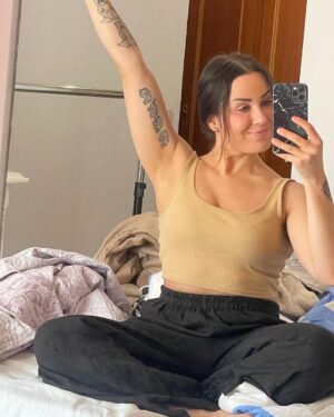 Alma Hätönen Instagram - Aattelin, että teen sellasen ”olipa kyllä ihanan tapahtumarikas reissu Espanjaan” postauksen, mut kuten näistä kuvista näkee: Ei ollut! Kävin rannalla kerran, läppärin ääressä kävin senkin edestä🤓

mutta oli ihanaa nähdä äitiä ja hänen kumppaniaan sekä opiskella rauhassa ilman arjen kiireitä. Et ehkä oliki kyl aika ihanaa vaikka ei tapahtumarikasta💜 

Ylihuomenna on sitten psykan ja logopedian pääsykokeet. Olo on rauhallinen, se on tehty mikä on ollut tehtävissä eikä se etukäteen stressaamalla muuksi muutu. Koe voi olla mitä tahansa. Muutenkin meen lähinnä treenaamaan koetilannetta tulevaisuutta varten. Hienoa ja aivan parasta, jos siitä seuraa jotain, mutta oon ymmärtänyt, että näille aloille haetaan usein about 2-7x ennen sisäänpääsyä, joten otan aika chillisti🧘‍♀️ OKEI PAKKO LISÄTÄ ET MYÖS JOKA VIIDES MINUUTTI JÄNNITTÄÄ IHAN PERKULEESTI. 
Mut sit taas ihan chill 🌊🌊🌊