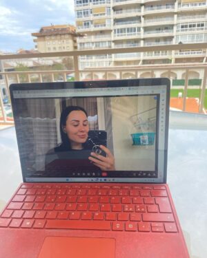 Alma Hätönen Instagram - Aattelin, että teen sellasen ”olipa kyllä ihanan tapahtumarikas reissu Espanjaan” postauksen, mut kuten näistä kuvista näkee: Ei ollut! Kävin rannalla kerran, läppärin ääressä kävin senkin edestä🤓

mutta oli ihanaa nähdä äitiä ja hänen kumppaniaan sekä opiskella rauhassa ilman arjen kiireitä. Et ehkä oliki kyl aika ihanaa vaikka ei tapahtumarikasta💜 

Ylihuomenna on sitten psykan ja logopedian pääsykokeet. Olo on rauhallinen, se on tehty mikä on ollut tehtävissä eikä se etukäteen stressaamalla muuksi muutu. Koe voi olla mitä tahansa. Muutenkin meen lähinnä treenaamaan koetilannetta tulevaisuutta varten. Hienoa ja aivan parasta, jos siitä seuraa jotain, mutta oon ymmärtänyt, että näille aloille haetaan usein about 2-7x ennen sisäänpääsyä, joten otan aika chillisti🧘‍♀️ OKEI PAKKO LISÄTÄ ET MYÖS JOKA VIIDES MINUUTTI JÄNNITTÄÄ IHAN PERKULEESTI. 
Mut sit taas ihan chill 🌊🌊🌊