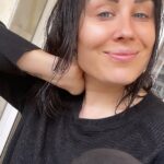 Alma Hätönen Instagram – Aattelin, että teen sellasen ”olipa kyllä ihanan tapahtumarikas reissu Espanjaan” postauksen, mut kuten näistä kuvista näkee: Ei ollut! Kävin rannalla kerran, läppärin ääressä kävin senkin edestä🤓

mutta oli ihanaa nähdä äitiä ja hänen kumppaniaan sekä opiskella rauhassa ilman arjen kiireitä. Et ehkä oliki kyl aika ihanaa vaikka ei tapahtumarikasta💜 

Ylihuomenna on sitten psykan ja logopedian pääsykokeet. Olo on rauhallinen, se on tehty mikä on ollut tehtävissä eikä se etukäteen stressaamalla muuksi muutu. Koe voi olla mitä tahansa. Muutenkin meen lähinnä treenaamaan koetilannetta tulevaisuutta varten. Hienoa ja aivan parasta, jos siitä seuraa jotain, mutta oon ymmärtänyt, että näille aloille haetaan usein about 2-7x ennen sisäänpääsyä, joten otan aika chillisti🧘‍♀️ OKEI PAKKO LISÄTÄ ET MYÖS JOKA VIIDES MINUUTTI JÄNNITTÄÄ IHAN PERKULEESTI. 
Mut sit taas ihan chill 🌊🌊🌊
