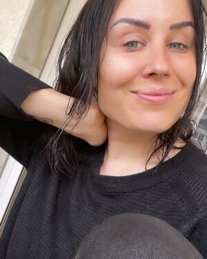 Alma Hätönen Instagram - Aattelin, että teen sellasen ”olipa kyllä ihanan tapahtumarikas reissu Espanjaan” postauksen, mut kuten näistä kuvista näkee: Ei ollut! Kävin rannalla kerran, läppärin ääressä kävin senkin edestä🤓

mutta oli ihanaa nähdä äitiä ja hänen kumppaniaan sekä opiskella rauhassa ilman arjen kiireitä. Et ehkä oliki kyl aika ihanaa vaikka ei tapahtumarikasta💜 

Ylihuomenna on sitten psykan ja logopedian pääsykokeet. Olo on rauhallinen, se on tehty mikä on ollut tehtävissä eikä se etukäteen stressaamalla muuksi muutu. Koe voi olla mitä tahansa. Muutenkin meen lähinnä treenaamaan koetilannetta tulevaisuutta varten. Hienoa ja aivan parasta, jos siitä seuraa jotain, mutta oon ymmärtänyt, että näille aloille haetaan usein about 2-7x ennen sisäänpääsyä, joten otan aika chillisti🧘‍♀️ OKEI PAKKO LISÄTÄ ET MYÖS JOKA VIIDES MINUUTTI JÄNNITTÄÄ IHAN PERKULEESTI. 
Mut sit taas ihan chill 🌊🌊🌊
