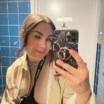Alma Hätönen Instagram - Eilisen tunnelmaa ☀️ 🫶Pitkästä aikaa oikein treffeille Ps. kaikki coolit tyypit käyttää kypärää 🎬Käytiin katsomassa ihana Aftersun ja leffateatterin vessassa oli kiva valo 🍷käytiin Café Talossa viinillä ja muistelemassa sitä kuinka se oli 7 vuotta sitten meidän vakkaripaikka, joka oli aina täynnä ystäviä! Nyt ei tunnettu sieltä enää ketään 🙃 🌸maailman kauneimmat kukat ja opiskelusotkut, jotka pakkaan tänään laukkuun, koska: LÄHDEN ESPANJAAN! Meen äidin luo viettämään äitienpäivää ja opiskelemaan viikoksi. Best✨💜