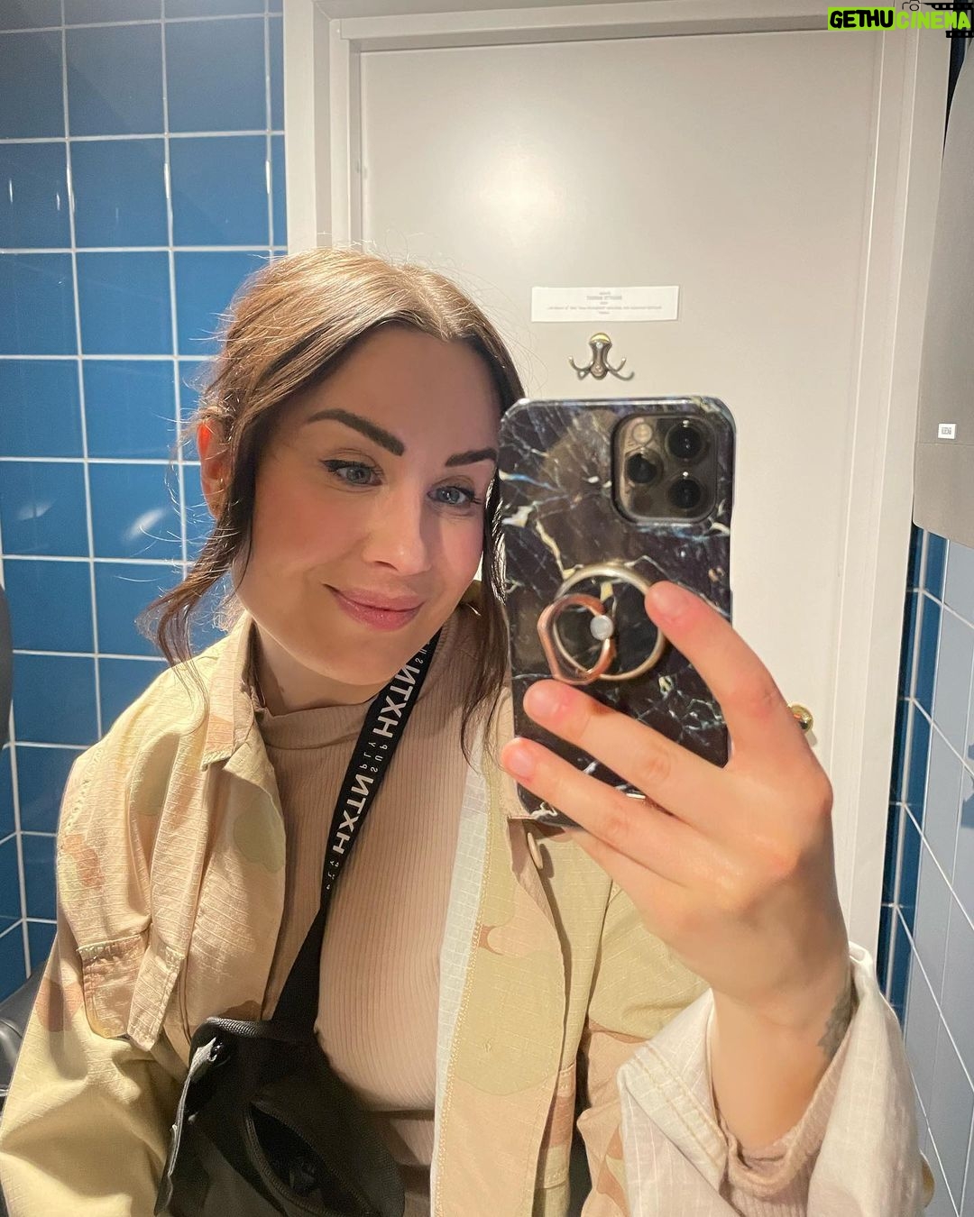 Alma Hätönen Instagram - Eilisen tunnelmaa ☀️ 🫶Pitkästä aikaa oikein treffeille Ps. kaikki coolit tyypit käyttää kypärää 🎬Käytiin katsomassa ihana Aftersun ja leffateatterin vessassa oli kiva valo 🍷käytiin Café Talossa viinillä ja muistelemassa sitä kuinka se oli 7 vuotta sitten meidän vakkaripaikka, joka oli aina täynnä ystäviä! Nyt ei tunnettu sieltä enää ketään 🙃 🌸maailman kauneimmat kukat ja opiskelusotkut, jotka pakkaan tänään laukkuun, koska: LÄHDEN ESPANJAAN! Meen äidin luo viettämään äitienpäivää ja opiskelemaan viikoksi. Best✨💜