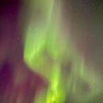 Alma Hätönen Instagram - Tultiin saunasta pois ja järvellä odottikin tällainen show 🥹 Ihan ei riittänyt puhelimessa paukut tän videon taltioimiseen hyvälaatuisena pimeällä, mutta laitan myöhemmin vähän kuvia. Niitä katsoessa tulee aika pieni olo 😮‍💨 Se on joka kerta on aivan uskomaton tunne nähdä kuinka revontulet tanssii ihan sun yläpuolella. Siinä taisi yksi jos toinenkin liikuttua💚 #lapland #laplandfinland #northernlights #visitfinland