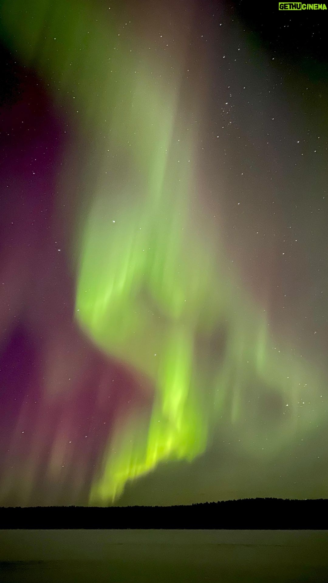Alma Hätönen Instagram - Tultiin saunasta pois ja järvellä odottikin tällainen show 🥹 Ihan ei riittänyt puhelimessa paukut tän videon taltioimiseen hyvälaatuisena pimeällä, mutta laitan myöhemmin vähän kuvia. Niitä katsoessa tulee aika pieni olo 😮💨 Se on joka kerta on aivan uskomaton tunne nähdä kuinka revontulet tanssii ihan sun yläpuolella. Siinä taisi yksi jos toinenkin liikuttua💚 #lapland #laplandfinland #northernlights #visitfinland