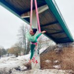 Alma Hätönen Instagram - 💪Terveestä liikuntasuhteesta - Mainos @bjornborg Mun liikuntasuhde on käynyt läpi ison mullistuksen viimeisen viiden vuoden aikana. Oon vihdoin pystynyt päästämään irti meidän laihdutuskulttuurin luomasta ajatuksesta liikunnasta vain kalorien polttamisen välineenä. Voi kuinka syvälle se ajatus oli itseeni (ja moneen muuhun) juurtunut. Ja jälleen meidän populaarikulttuuri yrittää herätellä niitä ajatuksia meissä 💔 Mun ajatusmallien muutos käynnistyi, kun löysin mun lajit, joista yksi on ilma-akrobatia. Se täyttää sydämen onnella ja parantaa. Laji, jossa saan onnistua, tehdä, oppia ja nauraa. Eikä missään roolissa ole kehon muokkaaminen vaan esimerkiksi uuden tempun oppiminen. Saa tehdä yksin, mutta yhdessä, koska yhdessähän me aina pähkäillään, et miten hemmetissä jokin temppu tehdään 😂 Nämä on yksilöllisiä asioita, mutta mulle tämä on niin hyvä, enkä suostu enää palaamaan vanhaan. Uskon, että jokaiselle on olemassa se laji, joka parantaa ja jonka parissa voi oikeasti löytää liikunnan ilon. Toivon, että löydät sen ✨ PS. Oli muuten huomattavasti jännempää roikkua tuolla pakkassäällä asfaltin ja jään päällä, kuin lämpimässä salissa turvapatjan yllä 🥶 Swaippaamalla näät mikä tää vaaleanpunainen unelma mun harteilla on! 📷: @petrakalliomaa #traintolive #bjornborg